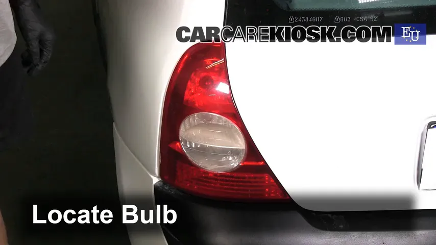 2003 Renault Clio dCi 1.5L 4 Cyl. Turbo Diesel Lights Turn Signal - Rear (replace bulb)